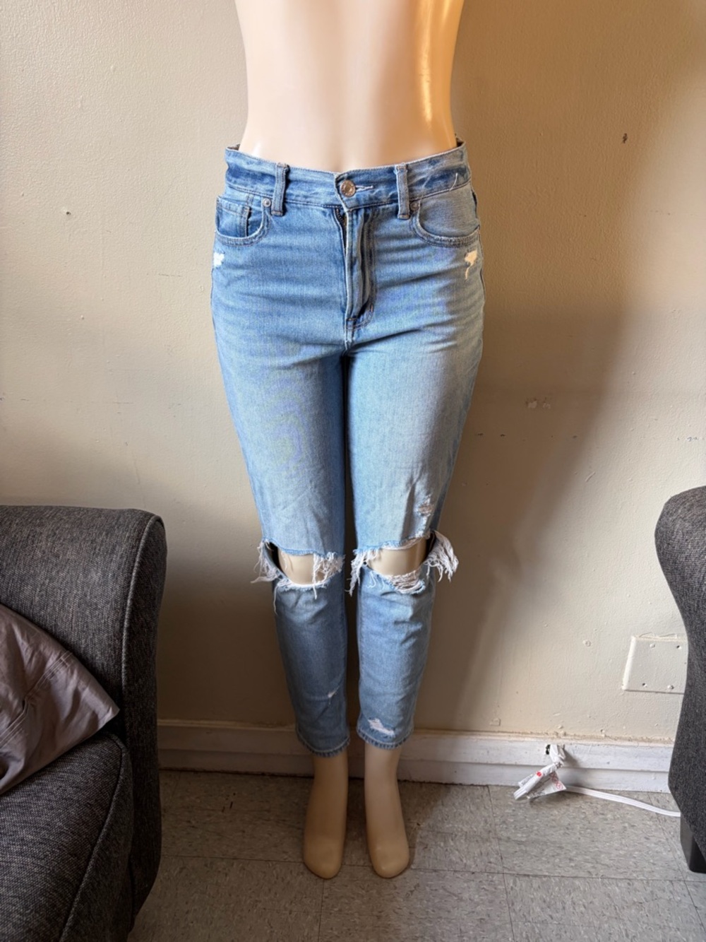 American Eagle Outfitters Light Blue Distressed Ankle Jeans